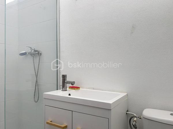 ***SOUS OFFRE***
CORBEIL-ESSONNES – RIVE DROITE

Bel appartement 4/5 pièces – Vendu loué – Investissement locatif de qualité

Situé sur la rive droite de Corbeil-Essonnes, à proximité immédiate des commerces, écoles, transports et de toutes les commodités, venez découvrir ce bel appartement de 4/5 pièces, offrant de beaux volumes et une agréable luminosité.
Au sein d'une petite copropriété de seulement 8 lots, cet appartement se compose de :
une vaste pièce de vie lumineuse,
une cuisine ouverte aménagée et équipée avec espace bar,
deux chambres confortables,
une troisième pièce pouvant accueillir un bureau, une chambre d'enfant ou une salle de jeux,
un grand dressing,
une salle de bains,
une salle d'eau,
deux WC.
L'appartement est en très bon état général et bénéficie d'un agencement fonctionnel, idéal pour une famille ou pour un investissement locatif pérenne.

Les + qui font la différence

✅ Petite copropriété de seulement 8 lots
✅ Grand séjour lumineux
✅ Cuisine ouverte moderne
✅ Deux chambres + bureau
✅ Grand dressing
✅ Salle de bains + salle d'eau
✅ Deux WC
✅ DPE : D
✅ Aucune anomalie électrique
✅ Aucune anomalie gaz
✅ Absence d'amiante
✅ Proximité immédiate des commerces, écoles et transports

Investissement sécurisé
L'appartement est vendu avec un locataire en place, générant un loyer mensuel de 980 €, permettant de bénéficier immédiatement d'un revenu locatif, sans vacance.
Cette rentabilité immédiate, associée à un appartement en excellent état technique, constitue une belle opportunité pour un investisseur souhaitant acquérir un bien sans travaux ni mauvaises surprises.

Un bien rare sur le secteur, à visiter rapidement !