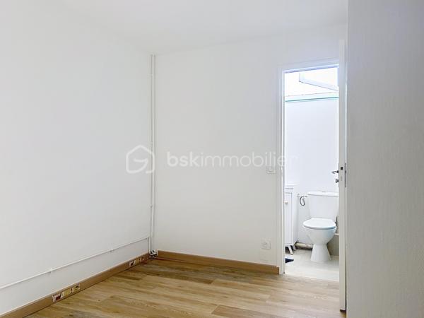 ***SOUS OFFRE***
CORBEIL-ESSONNES – RIVE DROITE

Bel appartement 4/5 pièces – Vendu loué – Investissement locatif de qualité

Situé sur la rive droite de Corbeil-Essonnes, à proximité immédiate des commerces, écoles, transports et de toutes les commodités, venez découvrir ce bel appartement de 4/5 pièces, offrant de beaux volumes et une agréable luminosité.
Au sein d'une petite copropriété de seulement 8 lots, cet appartement se compose de :
une vaste pièce de vie lumineuse,
une cuisine ouverte aménagée et équipée avec espace bar,
deux chambres confortables,
une troisième pièce pouvant accueillir un bureau, une chambre d'enfant ou une salle de jeux,
un grand dressing,
une salle de bains,
une salle d'eau,
deux WC.
L'appartement est en très bon état général et bénéficie d'un agencement fonctionnel, idéal pour une famille ou pour un investissement locatif pérenne.

Les + qui font la différence

✅ Petite copropriété de seulement 8 lots
✅ Grand séjour lumineux
✅ Cuisine ouverte moderne
✅ Deux chambres + bureau
✅ Grand dressing
✅ Salle de bains + salle d'eau
✅ Deux WC
✅ DPE : D
✅ Aucune anomalie électrique
✅ Aucune anomalie gaz
✅ Absence d'amiante
✅ Proximité immédiate des commerces, écoles et transports

Investissement sécurisé
L'appartement est vendu avec un locataire en place, générant un loyer mensuel de 980 €, permettant de bénéficier immédiatement d'un revenu locatif, sans vacance.
Cette rentabilité immédiate, associée à un appartement en excellent état technique, constitue une belle opportunité pour un investisseur souhaitant acquérir un bien sans travaux ni mauvaises surprises.

Un bien rare sur le secteur, à visiter rapidement !