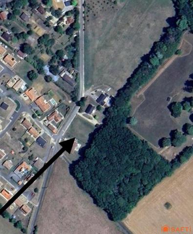 Beau terrain constructible en lisière d'un bois