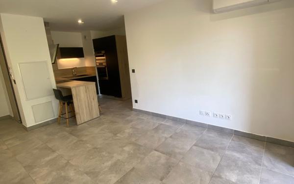 Appartement à louer    2 pièces • 42 m2 Eyguières