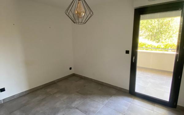 Appartement à louer    2 pièces • 42 m2 Eyguières