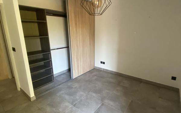 Appartement à louer    2 pièces • 42 m2 Eyguières