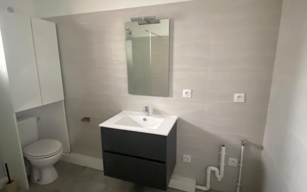 Appartement à louer    2 pièces • 42 m2 Eyguières