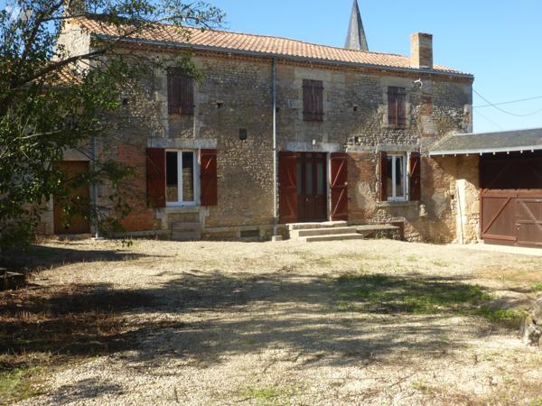 Dans le village, ensemble immobilier clos, en pierre, 68 m² hab, grenier, four à pain, dépendances