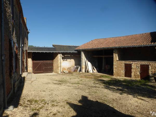 Dans le village, ensemble immobilier clos, en pierre, 68 m² hab, grenier, four à pain, dépendances