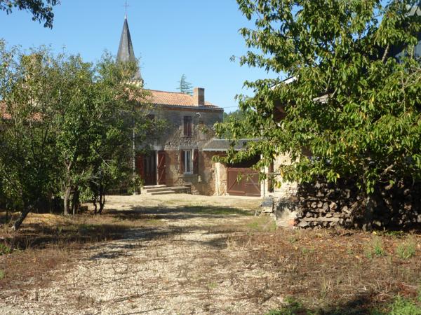 Dans le village, ensemble immobilier clos, en pierre, 68 m² hab, grenier, four à pain, dépendances