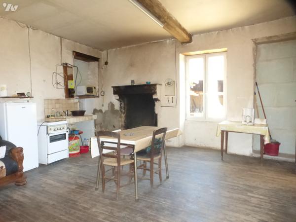 Dans le village, ensemble immobilier clos, en pierre, 68 m² hab, grenier, four à pain, dépendances