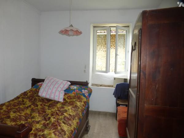 Dans le village, ensemble immobilier clos, en pierre, 68 m² hab, grenier, four à pain, dépendances