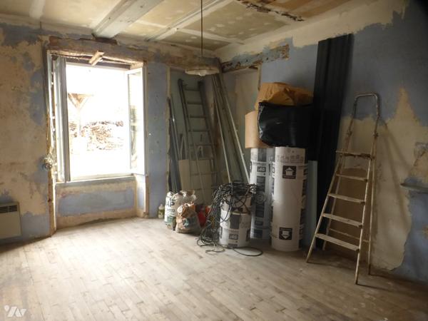 Dans le village, ensemble immobilier clos, en pierre, 68 m² hab, grenier, four à pain, dépendances