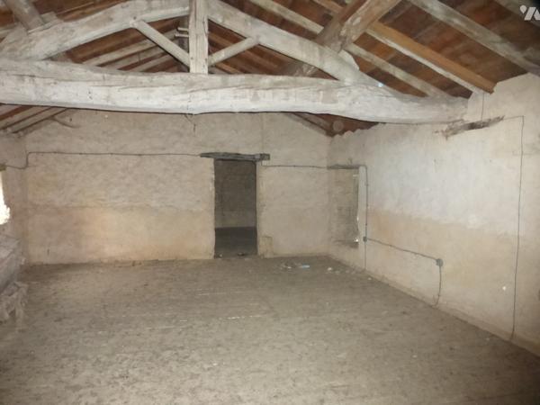 Dans le village, ensemble immobilier clos, en pierre, 68 m² hab, grenier, four à pain, dépendances