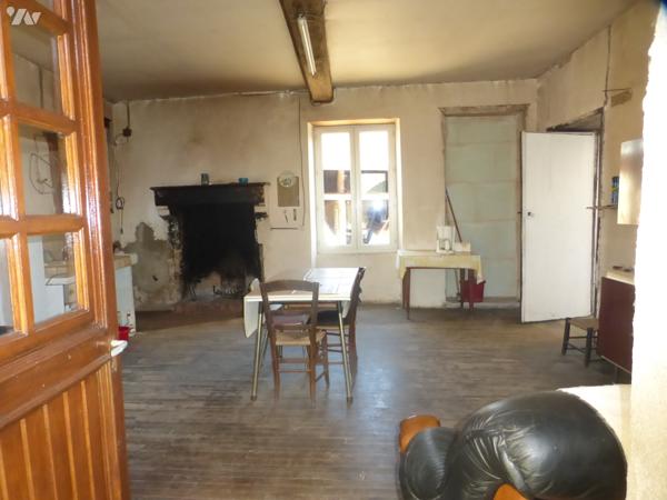 Dans le village, ensemble immobilier clos, en pierre, 68 m² hab, grenier, four à pain, dépendances