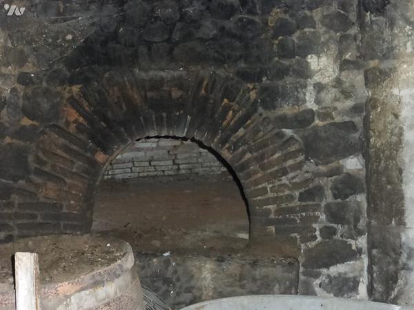 Dans le village, ensemble immobilier clos, en pierre, 68 m² hab, grenier, four à pain, dépendances