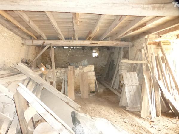 Dans le village, ensemble immobilier clos, en pierre, 68 m² hab, grenier, four à pain, dépendances