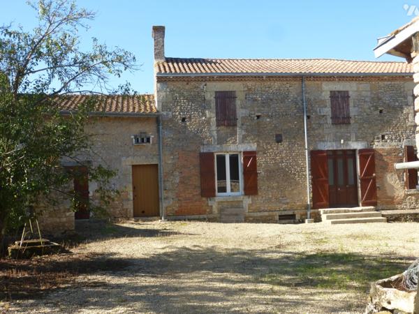 Dans le village, ensemble immobilier clos, en pierre, 68 m² hab, grenier, four à pain, dépendances