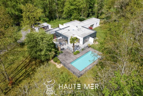 TREFLE – Lisière de ville – villa contemporaine au cœur d’un parc boisé
