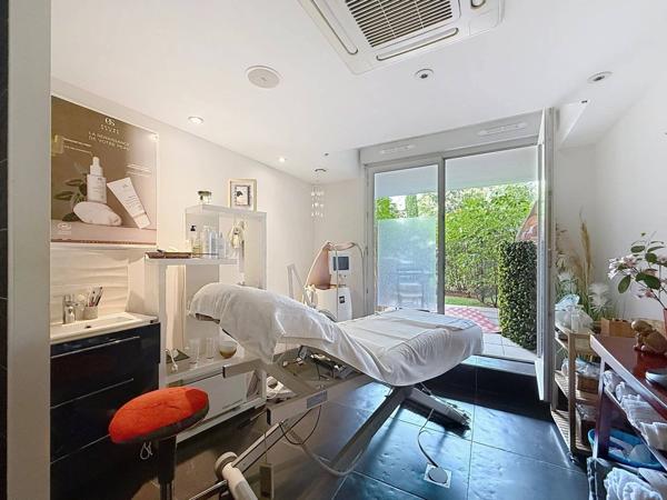 Magnique local commercial de 2017 à usage de salon de coiffure