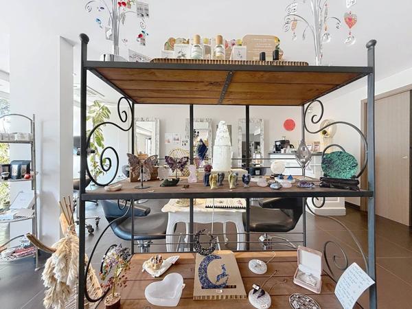 Magnique local commercial de 2017 à usage de salon de coiffure