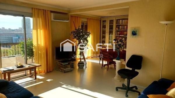 Toulon, Quartier de la Rode, bel appartement  de type 5, etage élevé avec ascenseur. Vue mer. Possibilité d'acquérir deux garages.