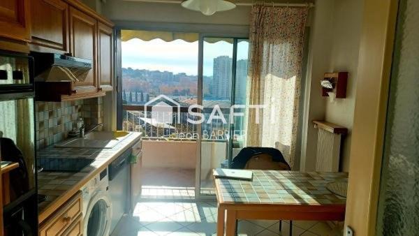 Toulon, Quartier de la Rode, bel appartement  de type 5, etage élevé avec ascenseur. Vue mer. Possibilité d'acquérir deux garages.