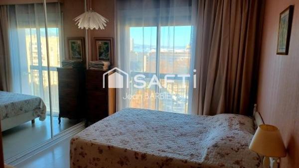 Toulon, Quartier de la Rode, bel appartement  de type 5, etage élevé avec ascenseur. Vue mer. Possibilité d'acquérir deux garages.