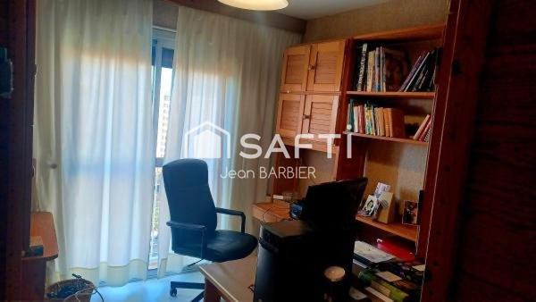 Toulon, Quartier de la Rode, bel appartement  de type 5, etage élevé avec ascenseur. Vue mer. Possibilité d'acquérir deux garages.