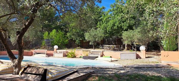 L'Isle-sur-la-Sorgue (84800) IIse sur laSorgue Colline maison de 160 m2 terrain 3540 m2