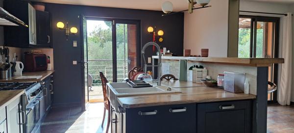 L'Isle-sur-la-Sorgue (84800) IIse sur laSorgue Colline maison de 160 m2 terrain 3540 m2