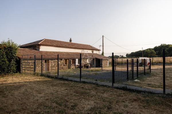 Grande maison et dépendances