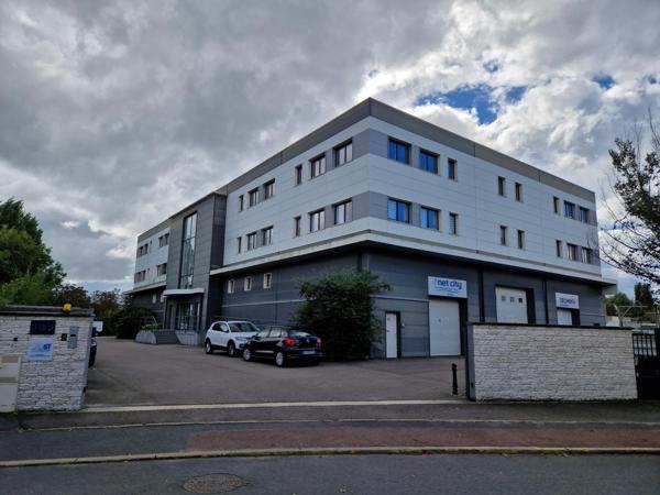 BUREAU 54M² A ACHERES de 2011