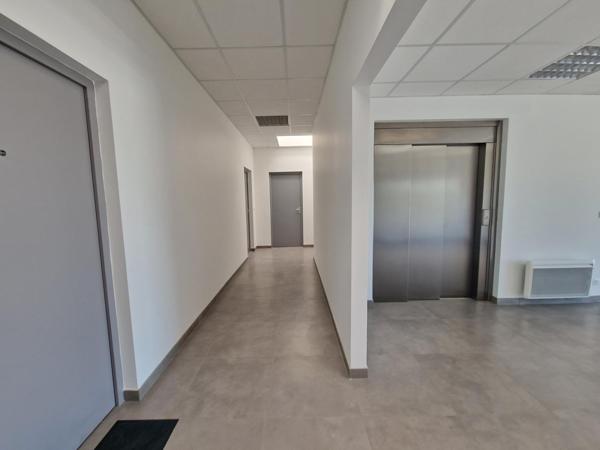 BUREAU 54M² A ACHERES de 2011