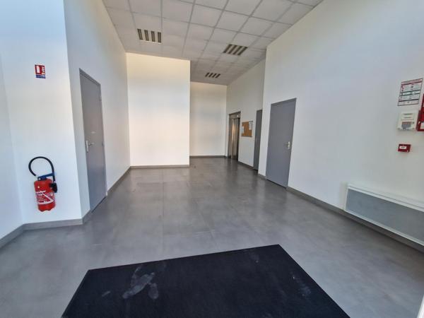 BUREAU 54M² A ACHERES de 2011