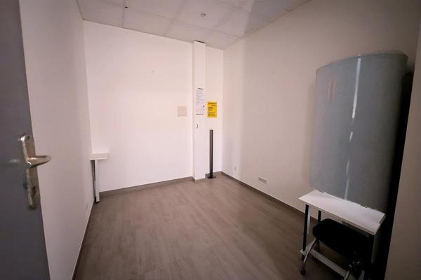 BUREAU 54M² A ACHERES de 2011