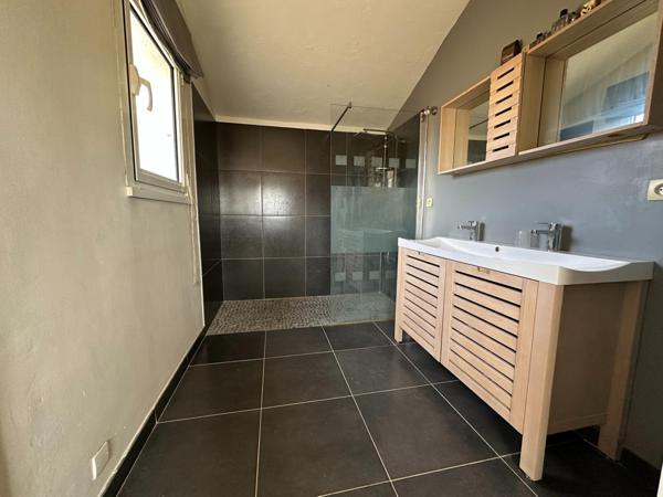 A VISITER SUR SARRIANS (84)  - MAISON DE PLAIN PIED DE 129 M² env. SUR TERRAIN DE 538 m²