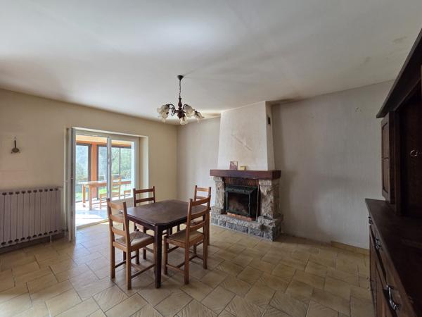 A VENDRE Maison avec fort potentiel Environnement calme proche du lac de Guerledan SAINT- AIGNAN (56)