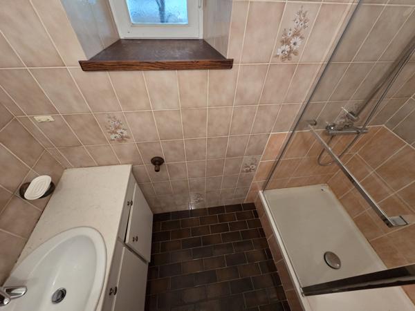 A VENDRE Maison avec fort potentiel Environnement calme proche du lac de Guerledan SAINT- AIGNAN (56)