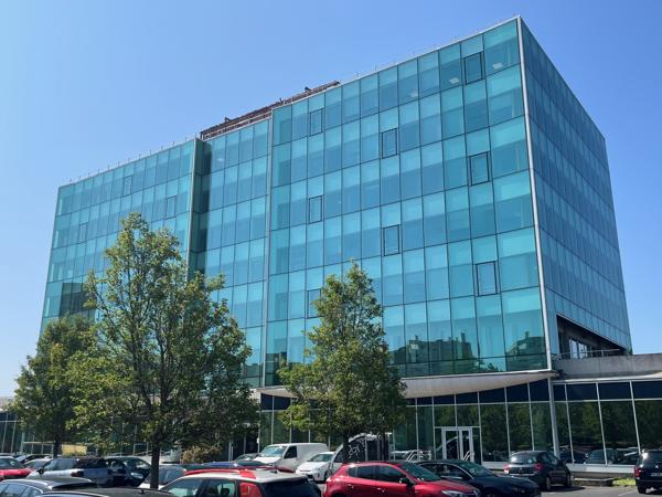 Bureaux à louer 776 m² à Pontoise proche gare et parkings extérieurs