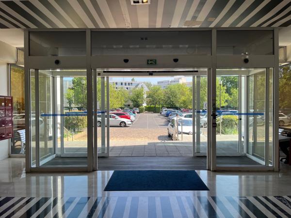 Bureaux à louer 776 m² à Pontoise proche gare et parkings extérieurs