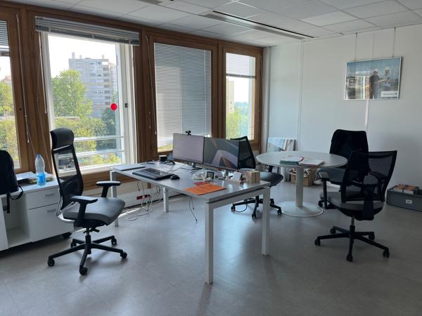Bureaux à louer 776 m² à Pontoise proche gare et parkings extérieurs