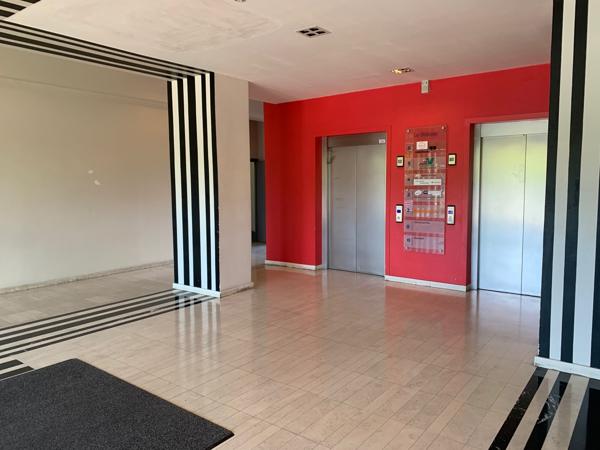 Bureaux à louer 776 m² à Pontoise proche gare et parkings extérieurs