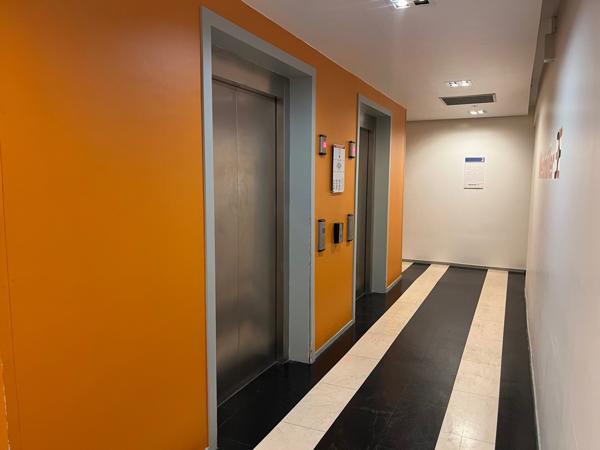 Bureaux à louer 776 m² à Pontoise proche gare et parkings extérieurs