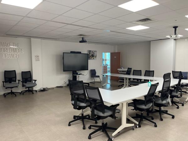 Bureaux à louer 776 m² à Pontoise proche gare et parkings extérieurs