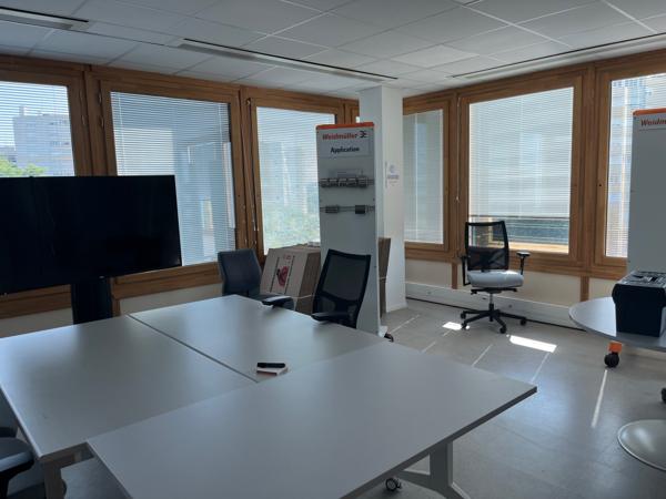 Bureaux à louer 776 m² à Pontoise proche gare et parkings extérieurs