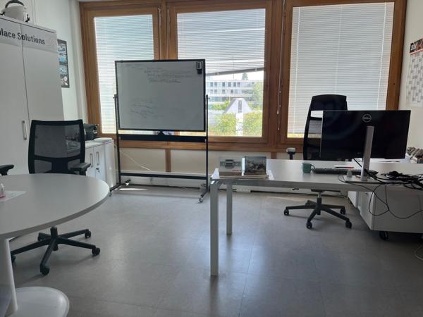 Bureaux à louer 776 m² à Pontoise proche gare et parkings extérieurs