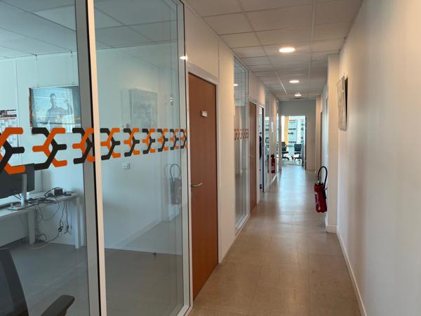 Bureaux à louer 776 m² à Pontoise proche gare et parkings extérieurs