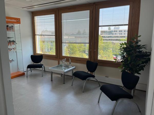 Bureaux à louer 776 m² à Pontoise proche gare et parkings extérieurs