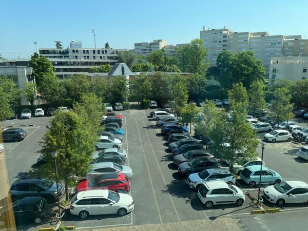 Bureaux à louer 776 m² à Pontoise proche gare et parkings extérieurs