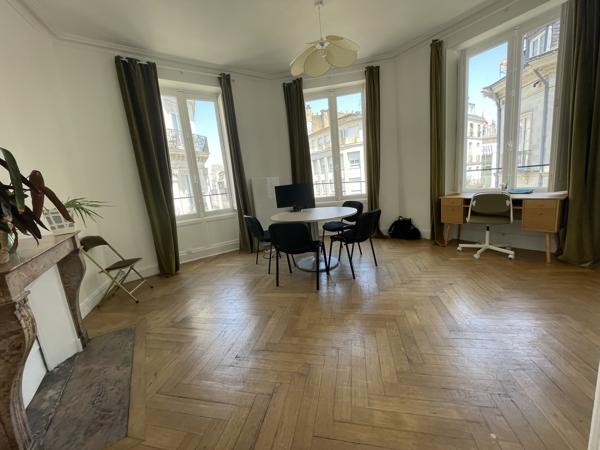 Bureaux à louer à Nantes centre dans immeuble haussmannien lumineux