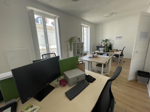 Bureaux à louer à Nantes centre dans immeuble haussmannien lumineux