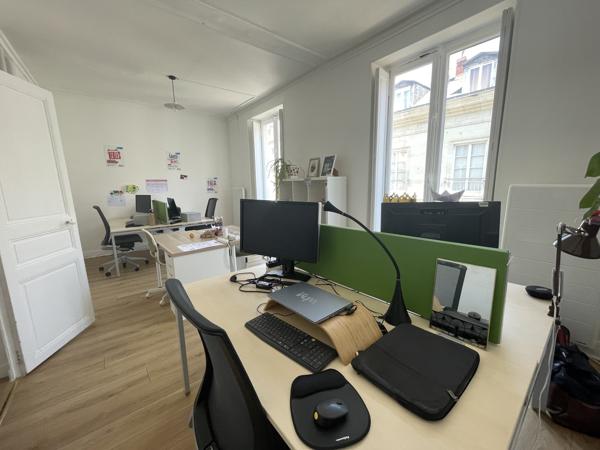 Bureaux à louer à Nantes centre dans immeuble haussmannien lumineux