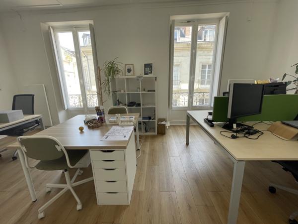 Bureaux à louer à Nantes centre dans immeuble haussmannien lumineux